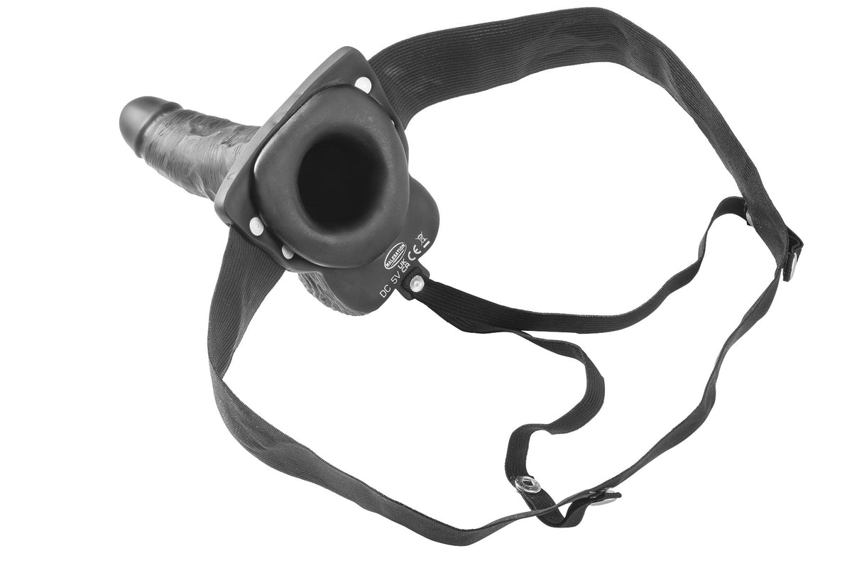 MALESATION Vibro Boyfriend – schwarze vibrierende Umschnall-Penisprothese mit strukturiertem Aufsatz, ringförmigen Halterungen und verstellbaren Befestigungsriemen in schräger Produktansicht auf weißem Hintergrund – erhältlich bei Evoria Care