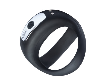 MALESATION Vibro C&B Ring – schwarzer vibrierender Penis- und Hodenring mit zwei unterschiedlich großen Ringöffnungen und integriertem Stimulationselement in schräger Produktansicht – erhältlich bei Evoria Care