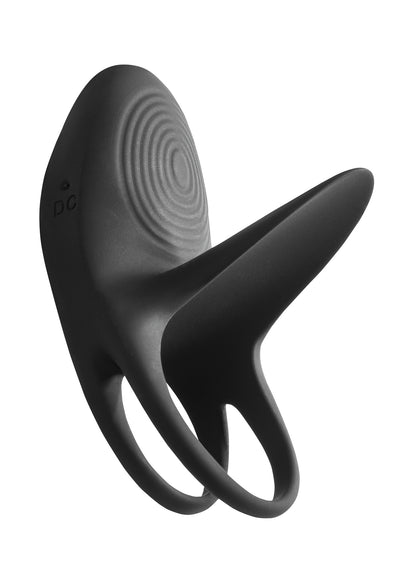 MALESATION Vibro Pleasure – schwarzer vibrierender Penis- und Hodenring mit zwei verbundenen Ringöffnungen, seitlich abstehendem Klitorisreizer und ergonomisch geformtem Vibrationsmodul in schräger Ansicht – erhältlich bei Evoria Care
