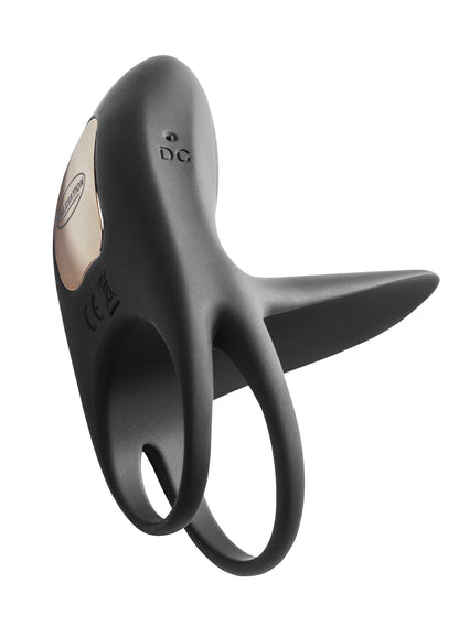 MALESATION Vibro Pleasure – seitlich gedrehte Produktansicht des schwarzen Vibrationsrings mit flexiblem Hodenring, länglichem Klitorisreizer und integriertem Bedienelement – erhältlich bei Evoria Care
