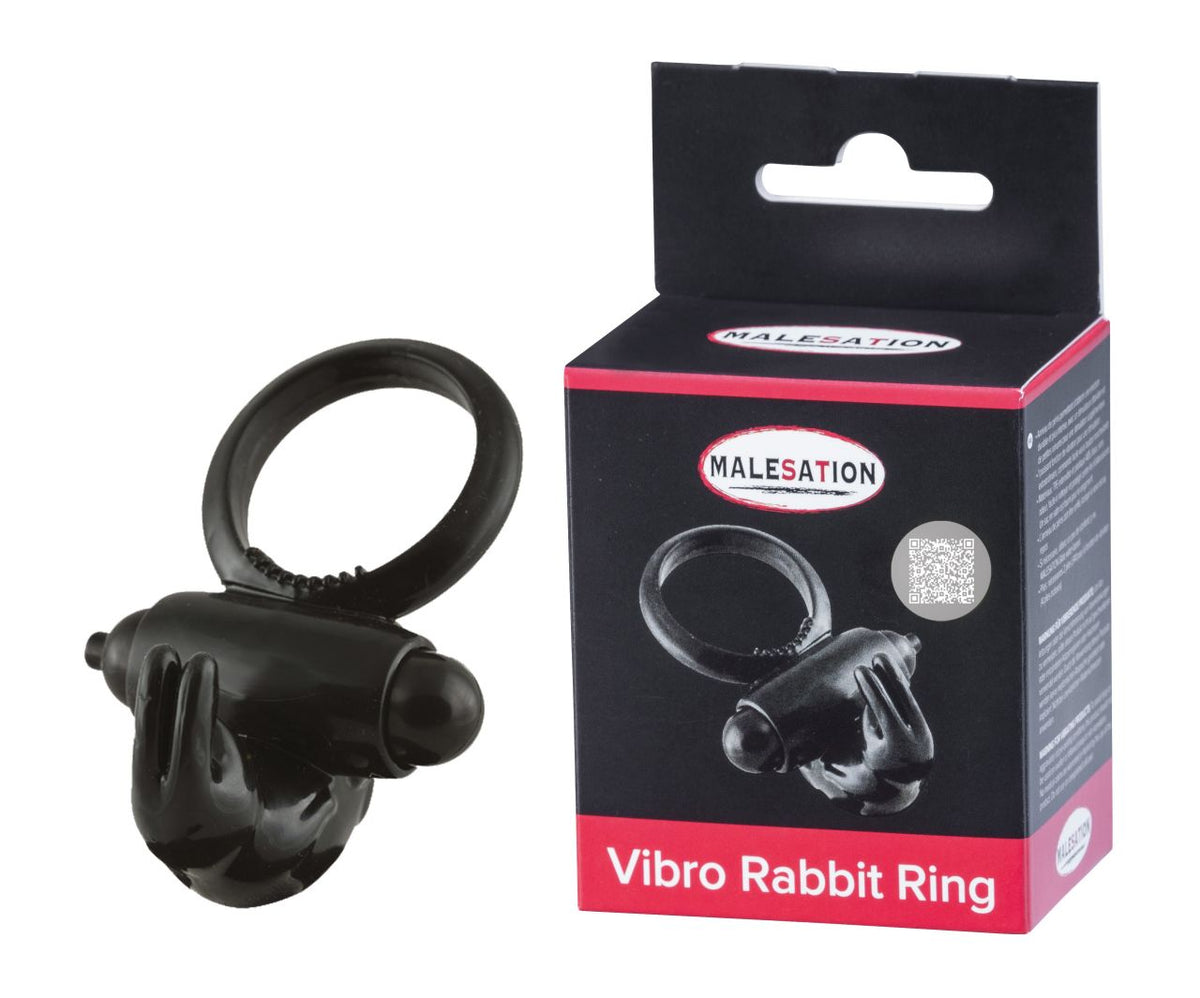 MALESATION Vibro-Rabbit-Ring – schwarzer Rabbit-Vibrationsring mit flexibler Ringschlaufe, integriertem Vibrationsmodul und zwei abstehenden Stimulationsfortsätzen neben der schwarz-roten Originalverpackung – erhältlich bei Evoria Care