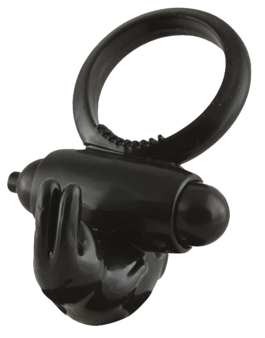 MALESATION Vibro-Rabbit-Ring – schwarzer Rabbit-Vibrationsring mit ovaler Ringschlaufe, kompaktem Vibrationsmodul und zwei abgerundeten Stimulationsfortsätzen in schräger Produktansicht auf weißem Hintergrund – erhältlich bei Evoria Care