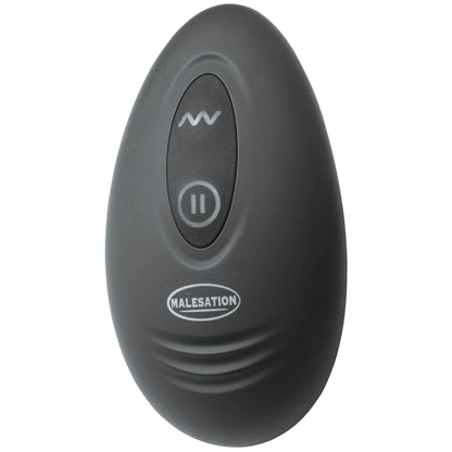 MALESATION Vibro Rocket – schwarze ovale Funkfernbedienung mit drei Bedientasten zur Steuerung der Vibrationsfunktionen des Analvibrators in einzelner Detailansicht – erhältlich bei Evoria Care