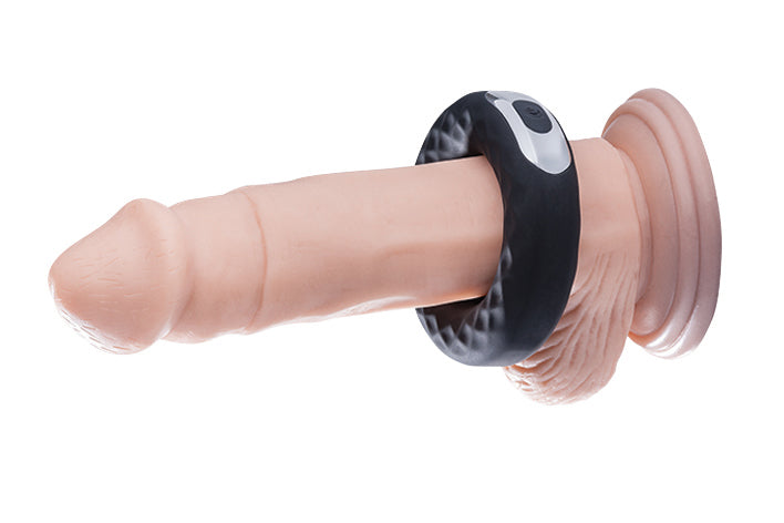 MALESATION Vibro Spanning-Ring – schwarzer Vibrationsring mit zwei Motoren in einer schematischen Anwendungsdarstellung am Penis – erhältlich bei Evoria Care