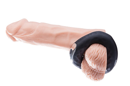MALESATION Vibro Spanning-Ring – seitliche Anwendungsdarstellung des schwarzen strukturierten Vibrationsrings am Penis mit sichtbarer Ringöffnung – erhältlich bei Evoria Care
