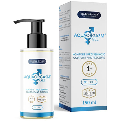 Medica-Group AquaOrgasm – weiße Pumpflasche des wasserbasierten Intimgels mit schwarzem Spender und blauer Produktbeschriftung, gemeinsam mit der weiß-blauen Originalverpackung und dunkelblauem Medica-Group Markenlogo in weiterer Produktansicht – erhältlich bei Evoria Care