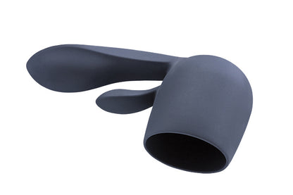 MINDS of LOVE DeLuxe Love Wand schwarzer Massageaufsatz mit breiter abgerundeter Form, glatter Oberfläche und schmaler Aufnahmeöffnung in seitlicher Detailansicht – erhältlich bei Evoria Care