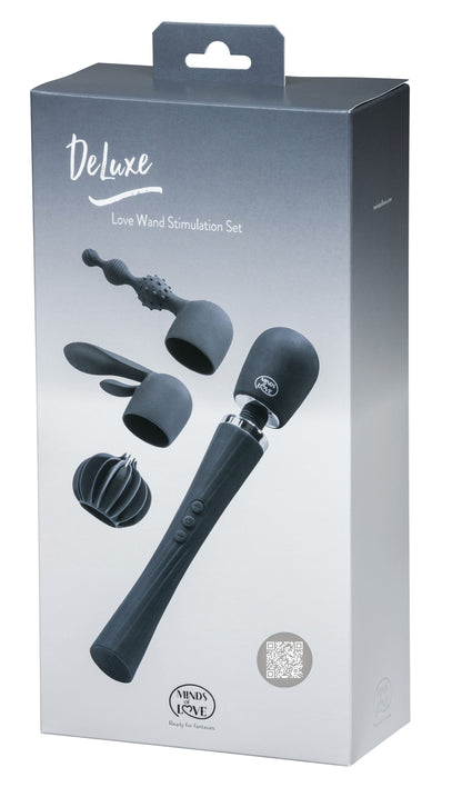 MINDS of LOVE DeLuxe Love Wand Massager Set mit drei Aufsätzen in grau-weißer Originalverpackung mit Abbildungen des schwarzen Massagestabs und der verschiedenen Massageköpfe – erhältlich bei Evoria Care