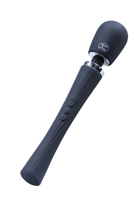 MINDS of LOVE DeLuxe Love Wand schwarzer Massagestab mit langem ergonomischem Griff und rundem Massagekopf in diagonaler Gesamtansicht auf weißem Hintergrund – erhältlich bei Evoria Care