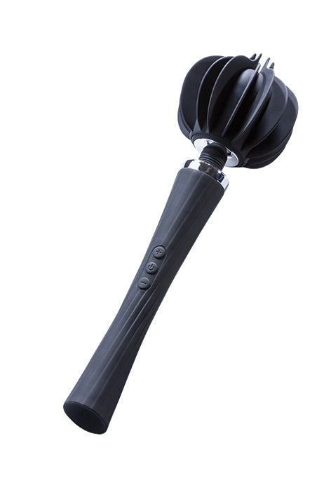 MINDS of LOVE DeLuxe Love Wand Massagestab in Schwarz mit langem Griff und rundem, strukturiertem Massageaufsatz in aufrechter Produktansicht – erhältlich bei Evoria Care