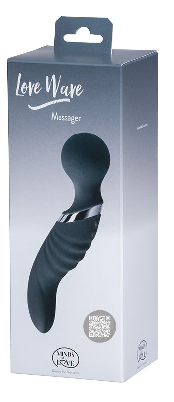 MINDS of LOVE Love Wave Massager mit zwei Motoren in grau-weißer Originalverpackung mit Abbildung des schwarzen, ergonomisch geschwungenen Massagestabs und MINDS of LOVE Markenlogo – erhältlich bei Evoria Care