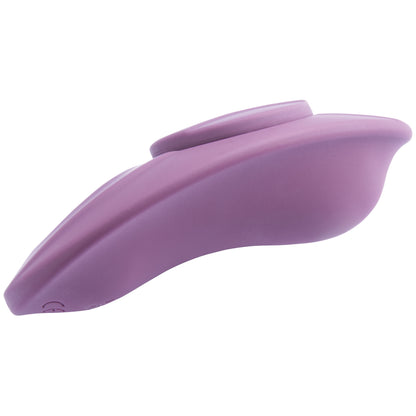 MINDS of LOVE Panty Vibe lilafarbener Panty-Vibrator mit flacher, körpernah geschwungener Form und abgerundeten Enden in horizontaler Profilansicht – erhältlich bei Evoria Care