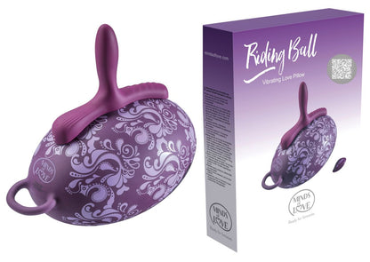 MINDS of LOVE Riding Ball Vibratorkissen in Lila mit drei Motoren, strukturierter Oberfläche, aufragendem Stimulationsfortsatz und seitlichen Halteschlaufen, dargestellt neben der weiß-violetten Originalverpackung – erhältlich bei Evoria Care