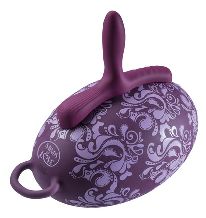 MINDS of LOVE Riding Ball Vibratorkissen mit drei Motoren in Lila, gewölbter Körper mit strukturierter Oberfläche, aufragendem Stimulationsfortsatz und seitlichen Halteschlaufen in diagonaler Produktansicht – erhältlich bei Evoria Care