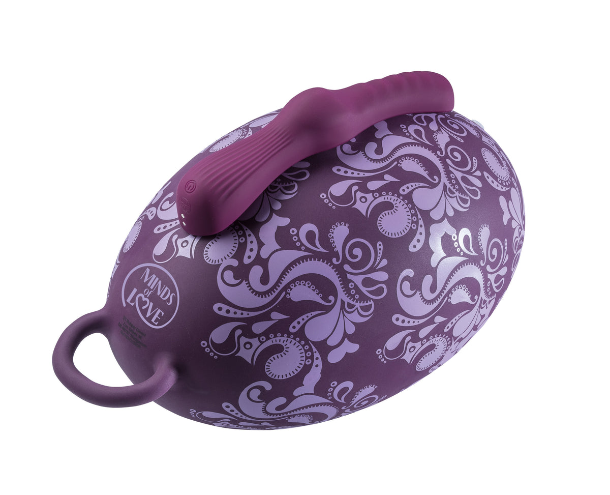 MINDS of LOVE Stimulating Ball Vibratorkissen mit drei Motoren in Lila, Nahaufnahme der gewölbten Oberfläche mit dekorativen Strukturen und seitlichem Gehäuserand – erhältlich bei Evoria Care