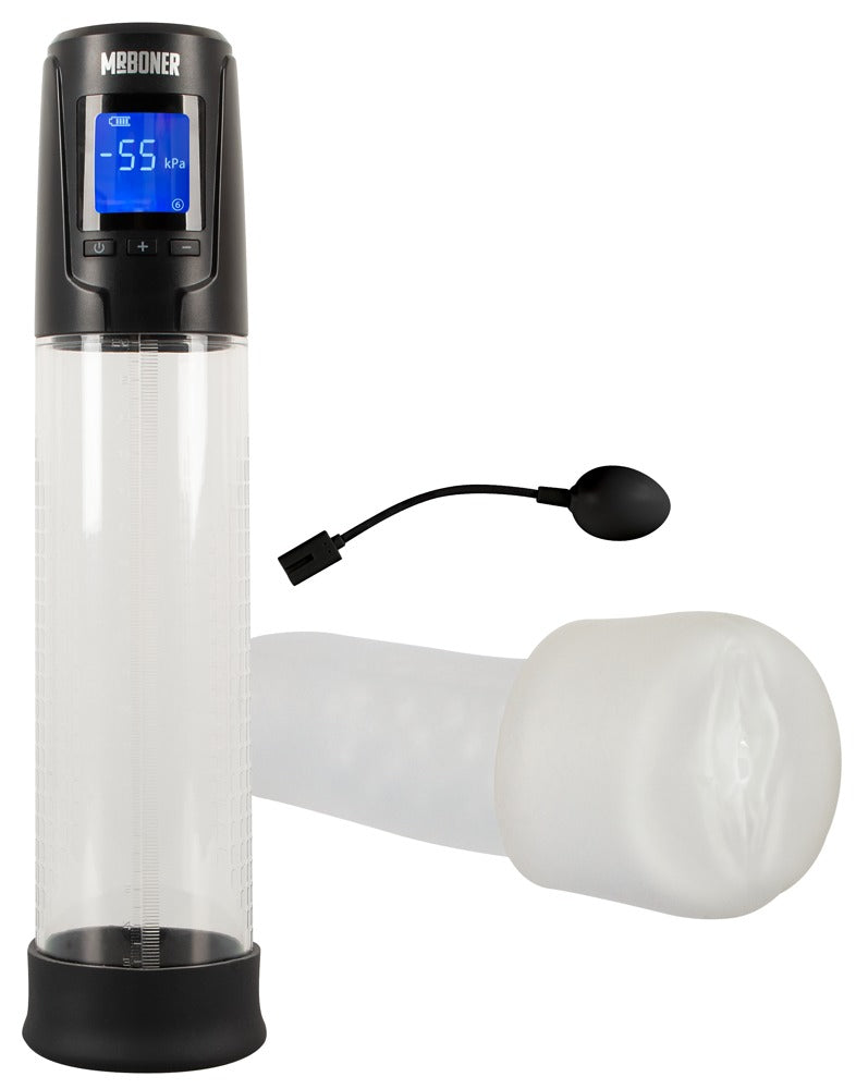 Mister Boner Automatic Masturbation Pump – große Produktansicht der automatischen Penispumpe mit transparentem Pumpzylinder, digitalem Display, Ladekabel und separatem Vibro-Sleeve – erhältlich bei Evoria Care