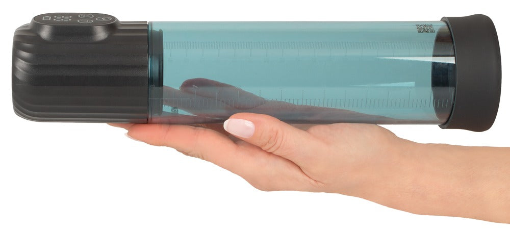 Mister Boner Automatic Vacuum Pump – automatische Penispumpe in einer Hand zur Darstellung von Größe und Form des Pumpzylinders – erhältlich bei Evoria Care