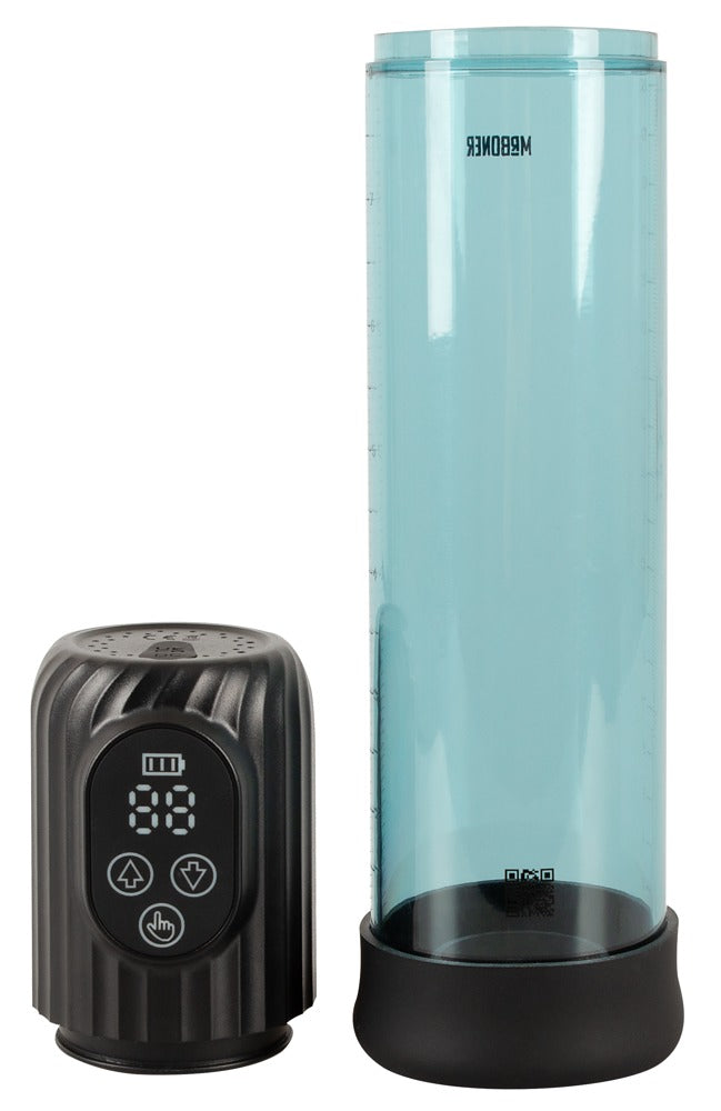 Mister Boner Automatic Vacuum Pump – automatische Penispumpe mit transparent-türkisem Pumpzylinder und separat dargestelltem Zubehör – erhältlich bei Evoria Care