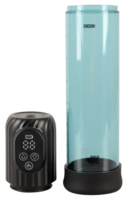 Mister Boner Automatic Vacuum Pump – automatische Penispumpe mit transparent-türkisem Pumpzylinder und separat dargestelltem Zubehör – erhältlich bei Evoria Care