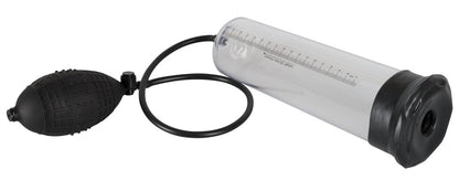 Mister Boner Professionals Power Pump – Penispumpe mit transparentem Zylinder, schwarzem Verbindungsschlauch und separat liegendem Pumpball – erhältlich bei Evoria Care