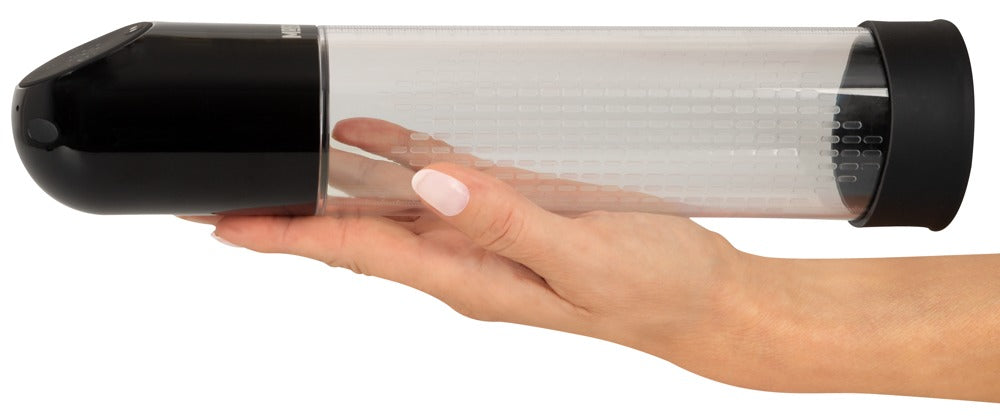 Mister Boner Waterproof Automatic Pump Penispumpe – Produkt in einer Hand zur Darstellung von Größe und Form des transparenten Pumpzylinders – erhältlich bei Evoria Care
