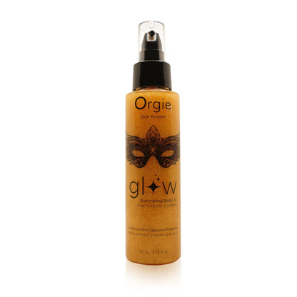 ORGIE Glow Shimmering Body Oil – goldfarbenes Körperöl mit Schimmereffekt in transparenter Sprühflasche, schwarzem Pumpaufsatz, goldfarbenem Sprühkopf und schwarzem glow Schriftzug in aufrechter Vorderansicht auf weißem Hintergrund – erhältlich bei Evoria Care