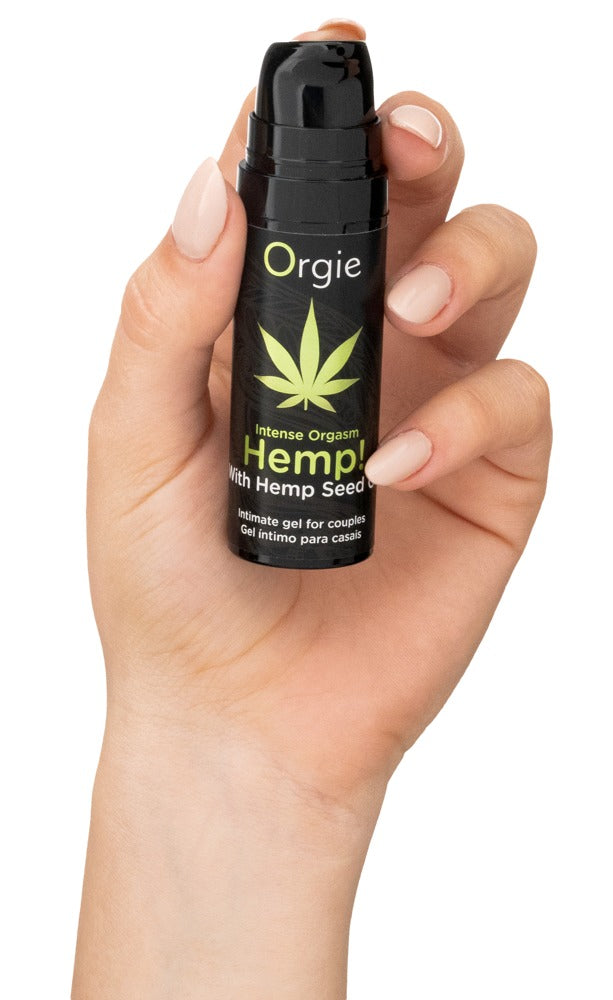 Orgie Hemp! Intense Orgasm Stimulationsgel in kompakter schwarzer Flasche mit grünem Hanfblattmotiv, aufrecht in einer Hand gehalten zur Veranschaulichung von Größe und Handhabung – erhältlich bei Evoria Care