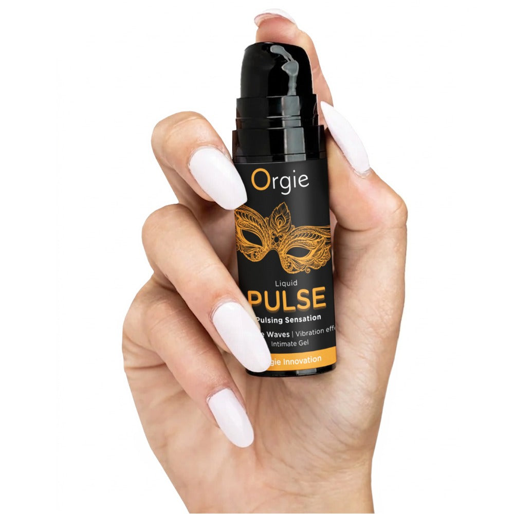 Orgie Liquid Pulse Stimulationsgel in schwarzer Flasche mit orangefarbenem Etikett, aufrecht in einer Hand gehalten zur Veranschaulichung von Größe und Handhabung – erhältlich bei Evoria Care