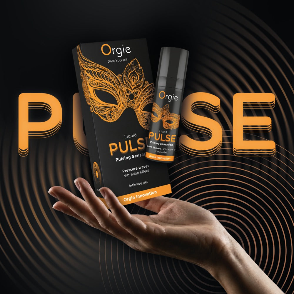 Orgie Liquid Pulse Stimulationsgel mit großem orangefarbenem Pulse-Schriftzug und dynamischem Wellenmotiv auf schwarzem Hintergrund in dekorativer Detailansicht – erhältlich bei Evoria Care