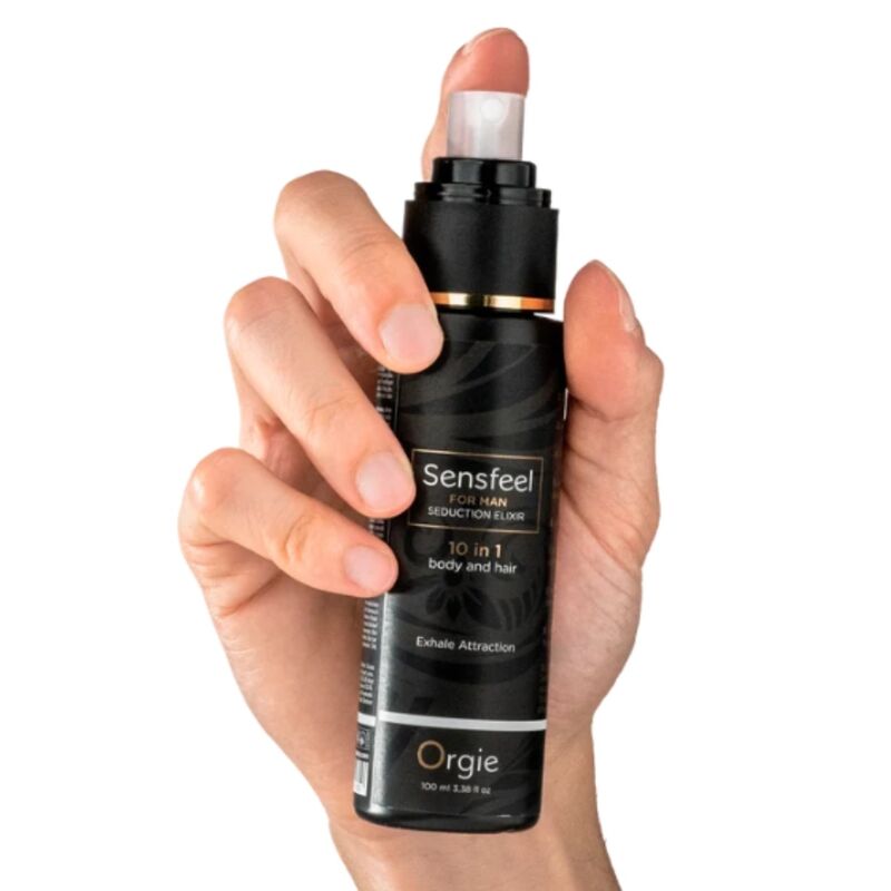 ORGIE Sensfeel for Man – schwarze Flasche der 10-in-1 Körper- und Haarlotion mit goldfarbenem Schriftzug, aufrecht in einer Hand gehalten zur Veranschaulichung der Produktgröße – erhältlich bei Evoria Care