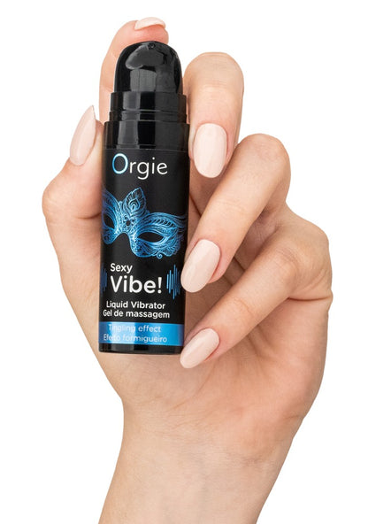 Orgie Sexy Vibe! Liquid Vibrator Stimulationsgel in kompakter schwarzer Flasche mit blauem Etikett, aufrecht in einer Hand gehalten zur Veranschaulichung von Größe und Handhabung – erhältlich bei Evoria Care