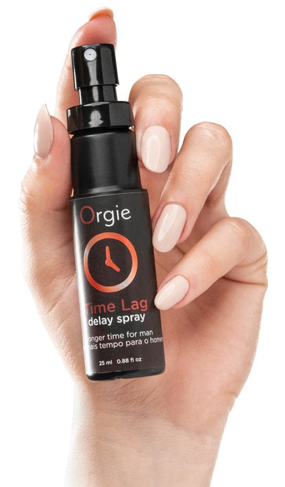 Orgie Time Lag Delay Spray Verzögerungsspray in schwarzer Flasche mit rotem Etikett, aufrecht in einer Hand gehalten zur Veranschaulichung von Größe und Handhabung – erhältlich bei Evoria Care