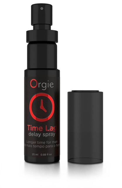 Orgie Time Lag Delay Spray Verzögerungsspray in schwarzer Flasche mit rotem Etikett, abgenommenem Verschluss und sichtbarem Sprühkopf in aufrechter Produktansicht – erhältlich bei Evoria Care