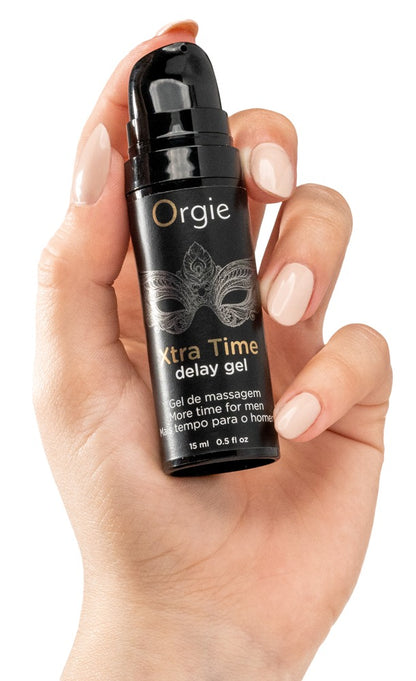 Orgie Xtra Time Delay Gel für Männer in schwarzer Flasche mit goldfarbener Beschriftung, aufrecht in einer Hand gehalten zur Veranschaulichung von Größe und Handhabung – erhältlich bei Evoria Care