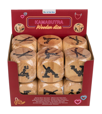 Out of the blue Kamasutra-Würfel – rot-goldene Originalverpackung des erotischen Würfelspiels mit Abbildungen mehrerer naturfarbener Holzwürfel und schwarzen Kamasutra-Paarmotiven in frontaler Verpackungsansicht – erhältlich bei Evoria Care