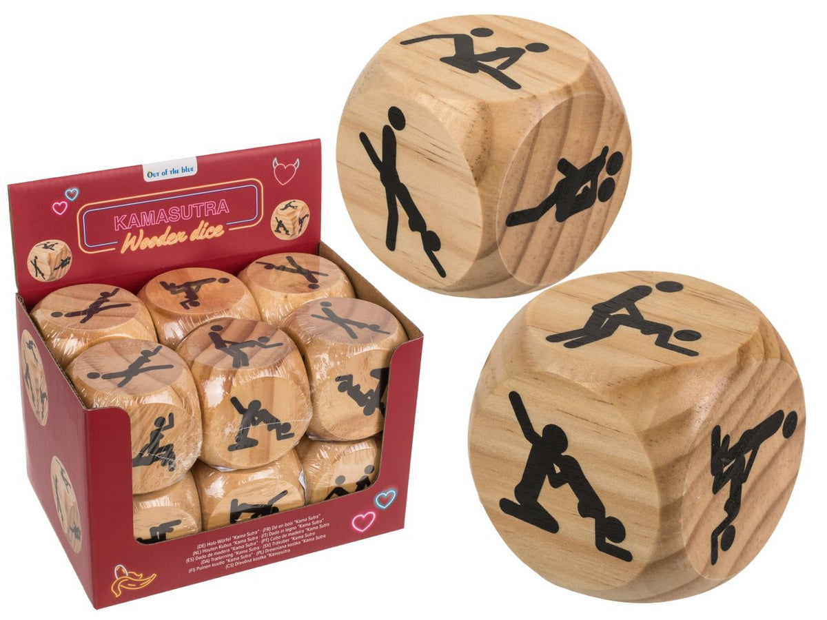 Out of the blue Kamasutra-Würfel – zwei naturfarbene Holzwürfel mit schwarzen erotischen Paarmotiven auf mehreren Würfelseiten neben der rot-goldenen Originalverpackung auf weißem Hintergrund – erhältlich bei Evoria Care