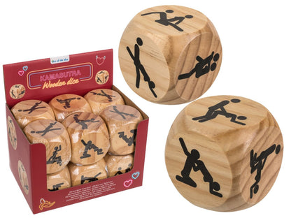 Out of the blue Kamasutra-Würfel – zwei naturfarbene Holzwürfel mit schwarzen erotischen Paarmotiven auf mehreren Würfelseiten neben der rot-goldenen Originalverpackung auf weißem Hintergrund – erhältlich bei Evoria Care