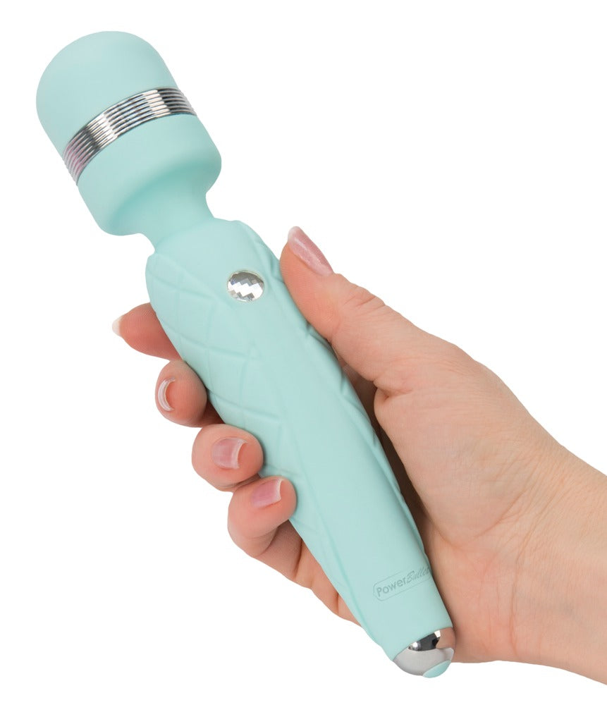 Pillow Talk Cheeky Wand Massager in Mint – Produkt in einer Hand zur Darstellung der kompakten Größe und ergonomischen Form – erhältlich bei Evoria Care