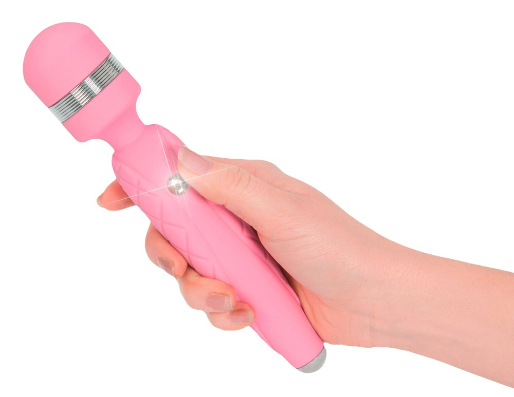 Pillow Talk Cheeky Wand Massager in Pink – Produkt in einer Hand zur Darstellung der kompakten Größe und Form – erhältlich bei Evoria Care