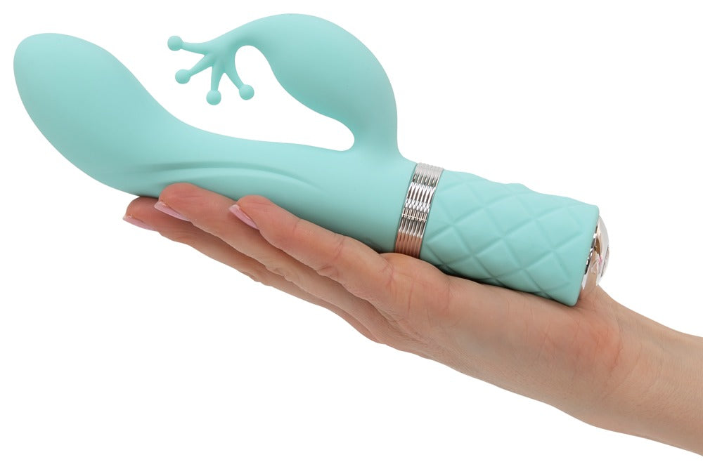 Pillow Talk Kinky Rabbit Vibrator in Mint – Produkt in einer Hand zur Darstellung von Größe, geschwungener Form und seitlichem Krönchen-Stimulator – erhältlich bei Evoria Care