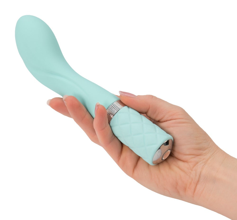 Pillow Talk Sassy G-Punkt-Vibrator in Mint – liegende Produktansicht in einer Hand zur Darstellung von Größe und geschwungener Form – erhältlich bei Evoria Care