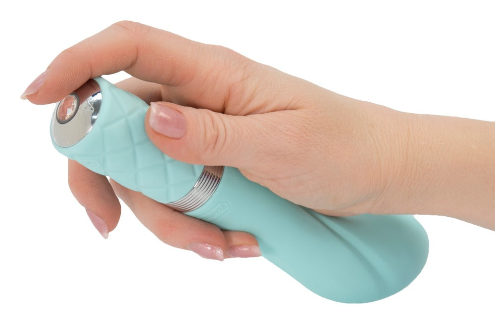 Pillow Talk Sassy G-Punkt-Vibrator in Mint – Handhabungsansicht mit deutlich gebogener Spitze und ergonomischem Griffbereich – erhältlich bei Evoria Care