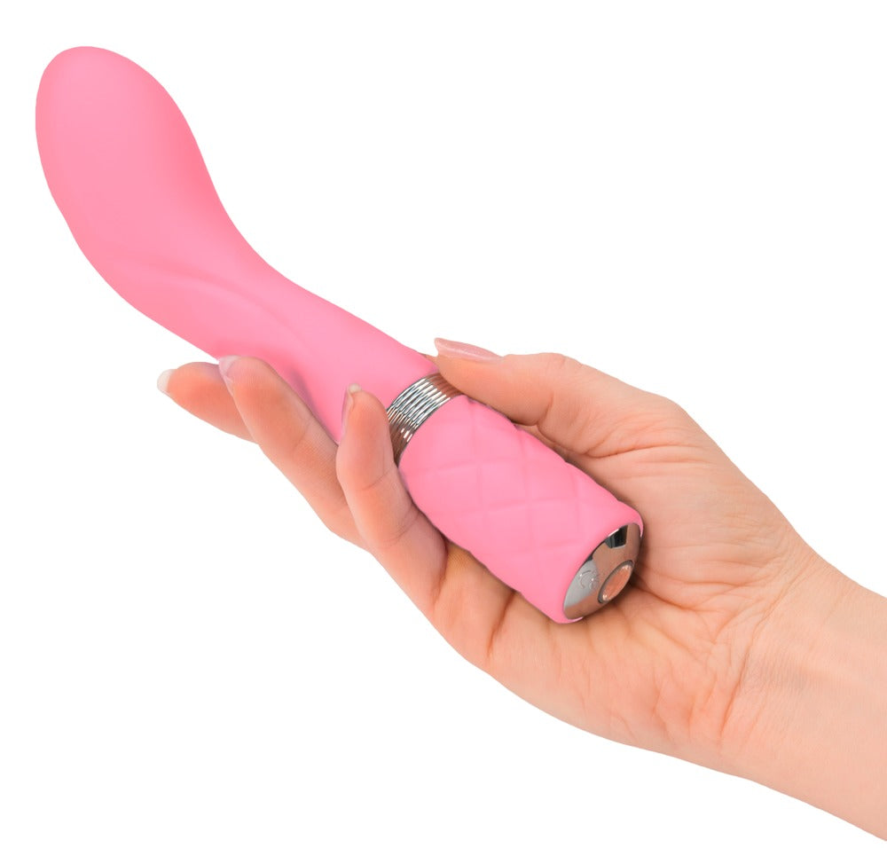 Pillow Talk Sassy G-Punkt-Vibrator in Pink – liegende Ansicht in einer Hand zur Darstellung von Größe und geschwungener Form – erhältlich bei Evoria Care