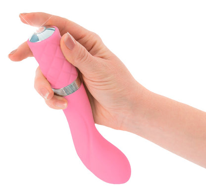 Pillow Talk Sassy G-Punkt-Vibrator in Pink – Handhabungsansicht mit deutlich sichtbarer gebogener Spitze und strukturiertem Griff – erhältlich bei Evoria Care