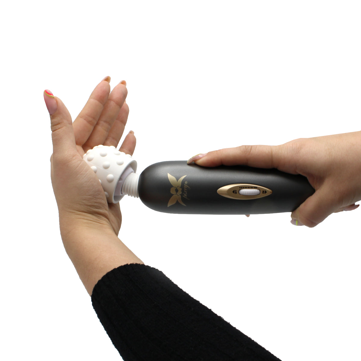 Pixey Exceed – schwarzer Wand-Massager mit goldfarbenen Bedienelementen in einer weiteren Anwendungsansicht am Arm – erhältlich bei Evoria Care
