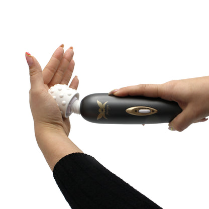 Pixey Exceed – schwarzer Wand-Massager mit goldfarbenen Bedienelementen in einer weiteren Anwendungsansicht am Arm – erhältlich bei Evoria Care