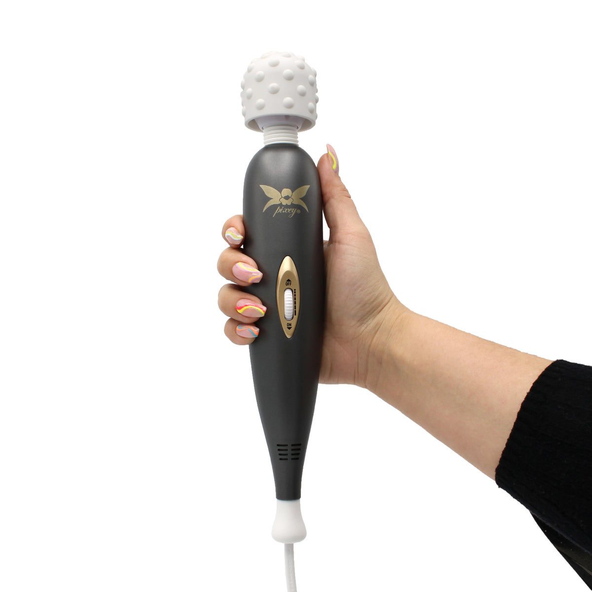 Pixey Exceed – schwarzer elektrischer Wand-Massager mit weißem Massagekopf und goldfarbenen Details, von einer Hand gehalten – erhältlich bei Evoria Care
