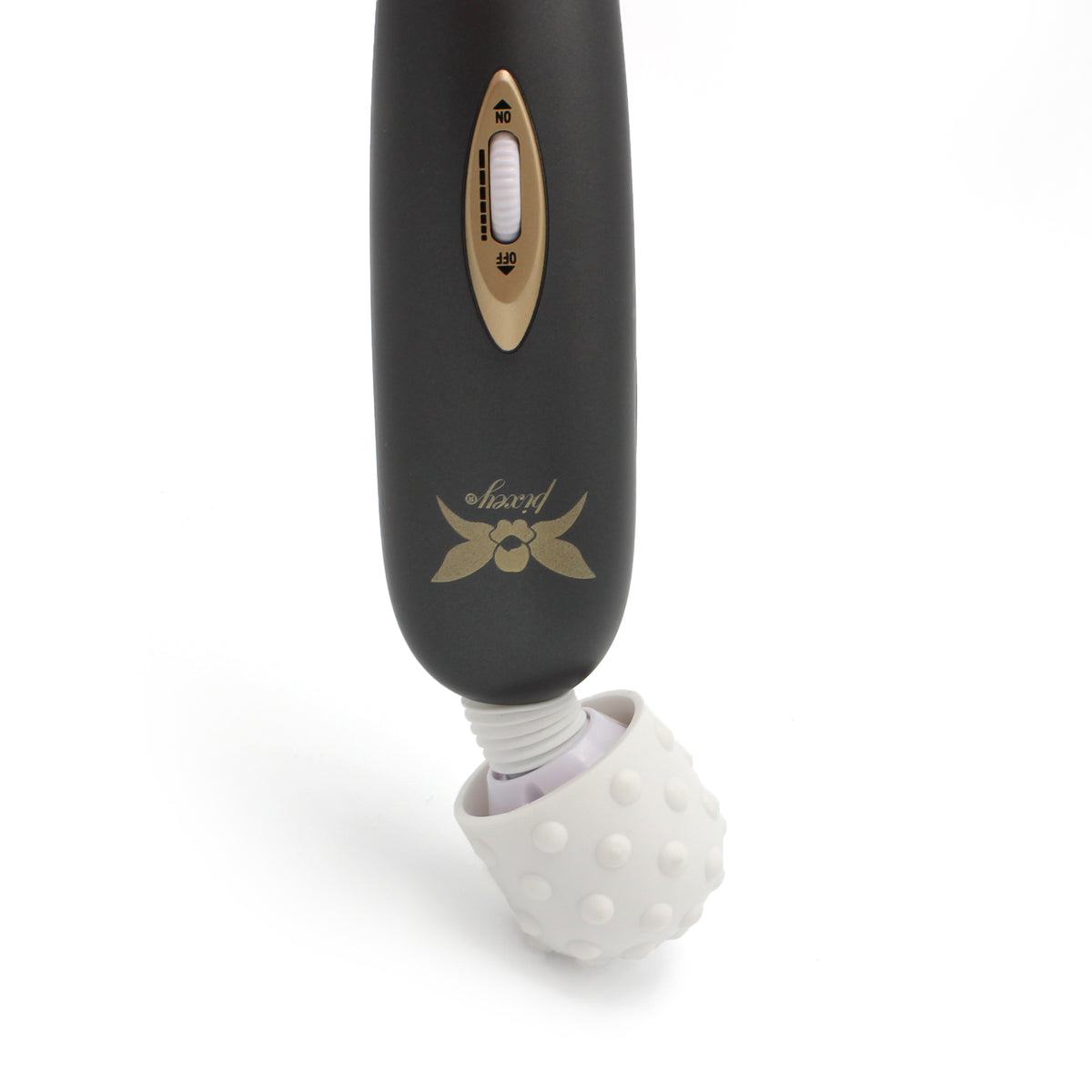 Pixey Exceed – Nahaufnahme des schwarzen Wand-Massagers mit goldfarbenem Bedienfeld, ergonomischem Griff und weißem Massagekopf – erhältlich bei Evoria Care