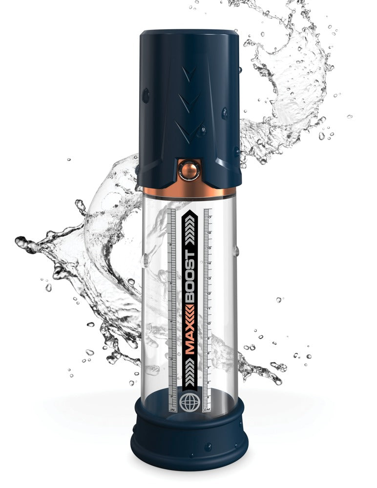 Pump Worx Max Boost Penispumpe – aufrechte Produktdarstellung mit blauem Pumpkopf und Wassereffekt – erhältlich bei Evoria Care