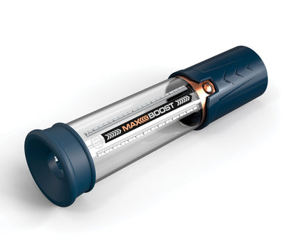 Pump Worx Max Boost Penispumpe – liegende Produktansicht mit transparentem Pumpzylinder und blauem Pumpkopf – erhältlich bei Evoria Care